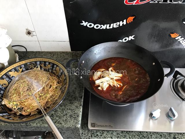 放入豆芽，也是几分钟后捞起。