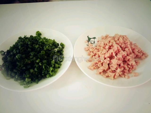 香葱切末，午餐肉，蟹棒切小丁。