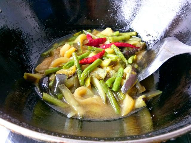 待茄子，豆角炖熟时放入蚝油，盐，味精炒匀。