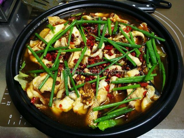 表面撒上花椒和干红辣椒，还有香葱。