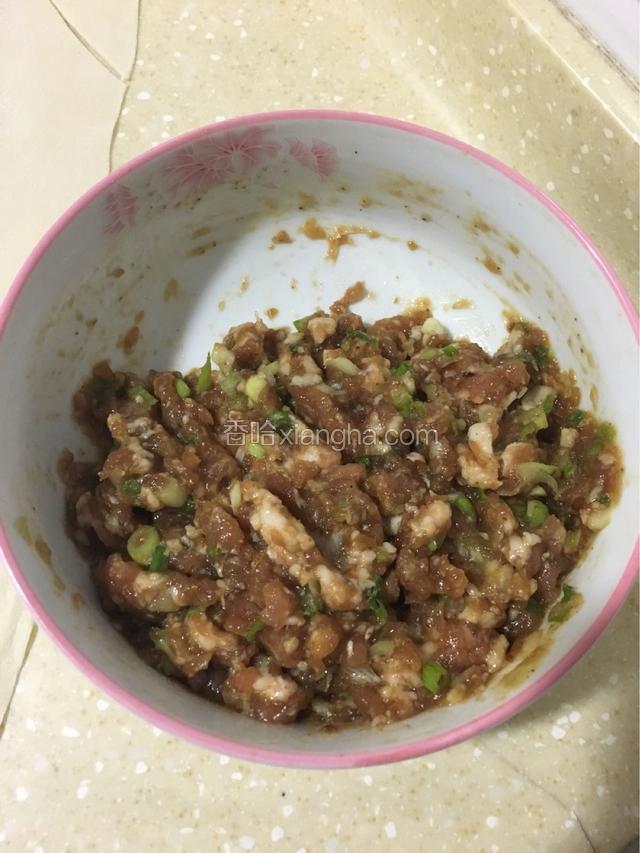 把瘦肉剁成泥，小葱切碎，拿一个碗把肉泥，小葱，鸡蛋，花椒粉，生姜粉，八角粉，盐酱油搅拌均匀，要顺着一个方向搅拌
