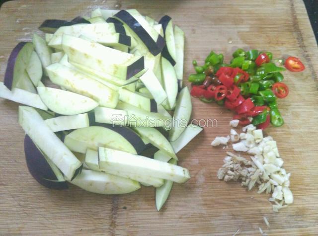 茄子切条，辣椒切圈，姜、蒜切碎（蒜和茄子也是绝配哦，一定不能少）。