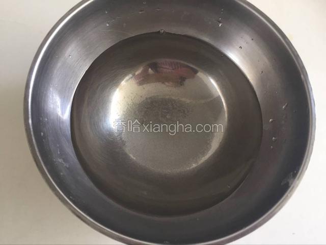 把盐两克放入碗中，倒入适量清水溶化