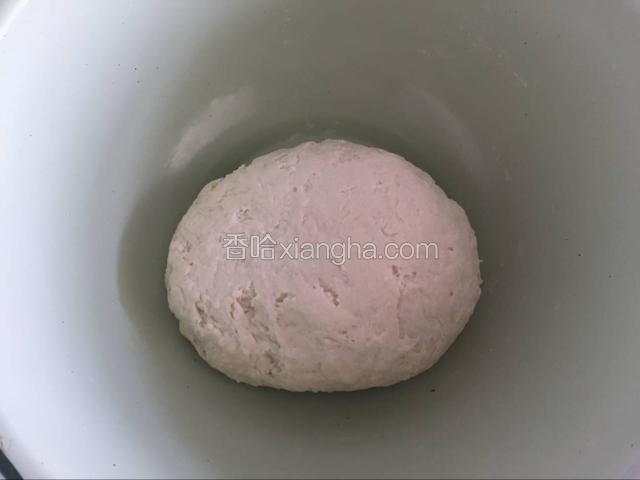 再根据当时的温度和面的吸水性，适量的加水和成面团，和好后用保鲜膜包好静置三十分钟醒面