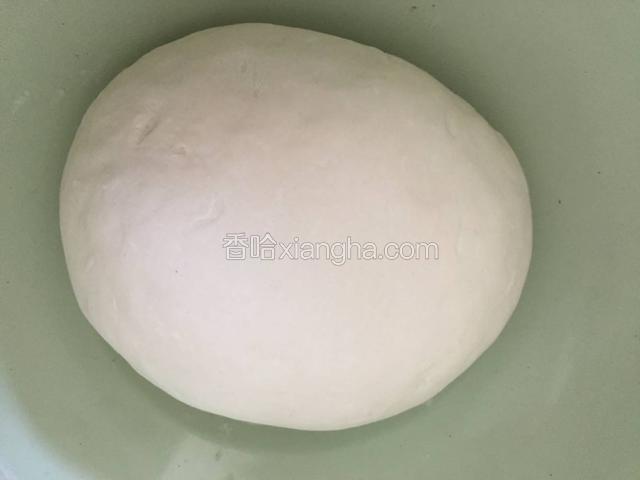 中间要用手再揉一次，至面团光滑有弹性
