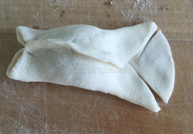 用剪刀修出鱼尾