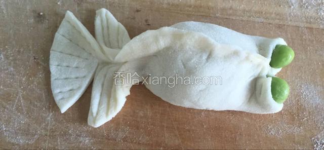 再用豌豆或其它豆类做眼部造型