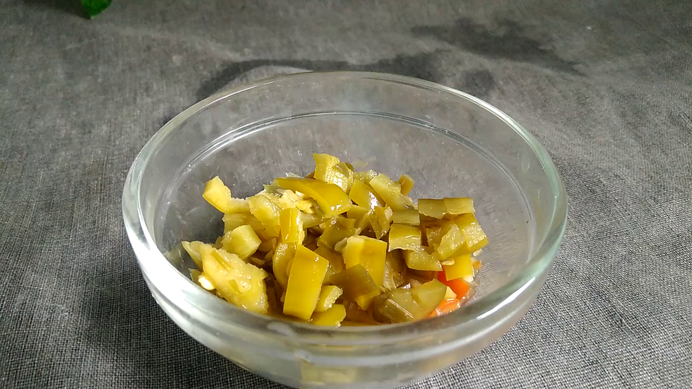 泡椒切碎备用