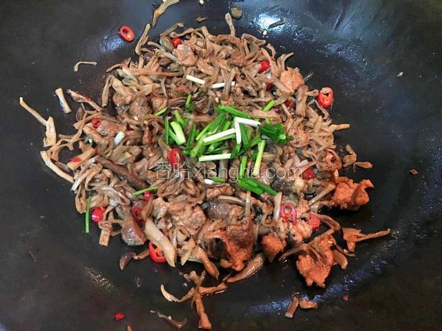 加入少许鸡精调味，撒上葱段炒匀即可出锅
