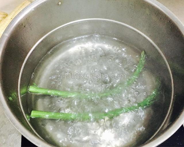 芦笋去除老头洗净，锅中烧开水后加入适量的盐和两滴玉米油下芦笋汆烫一分钟。