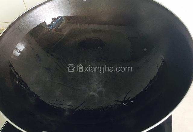 锅中开大火烧热后转小火，刷上薄薄的一层油。