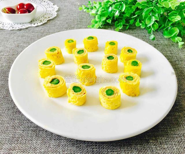 清新养眼又营养美味的芦笋鸡蛋卷请品尝吧！