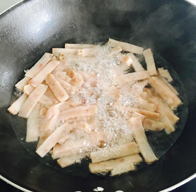 锅中烧开水加入适量盐，把粘山药豆腐放进去煮两分钟。
