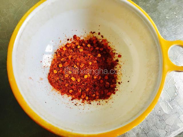 准备好沾水辣椒粉。