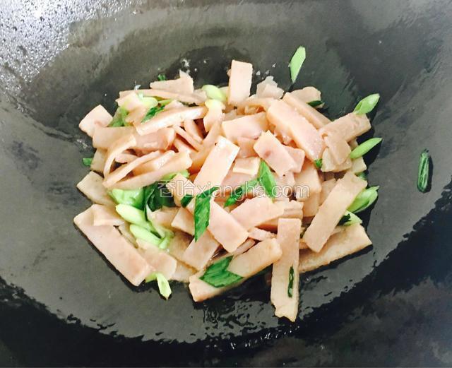 把粘山药豆腐放入快炒两分钟。