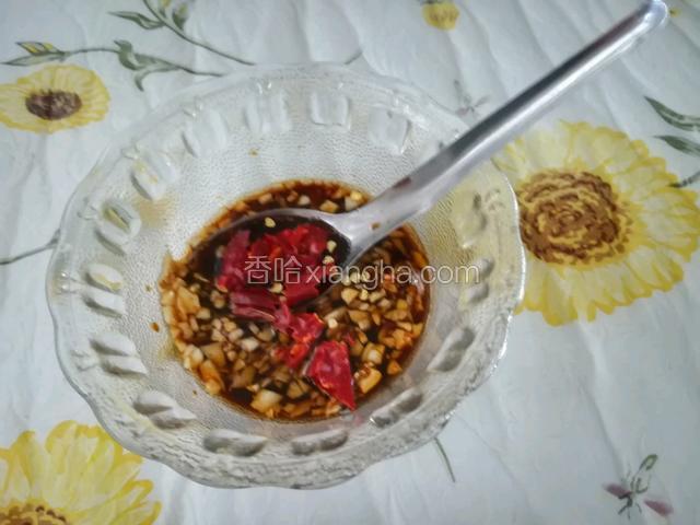 加蒜末，红辣椒，香油。如图！