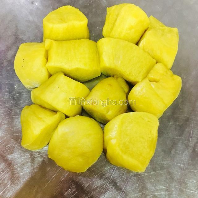面粉用油 温水 白糖活好柔成光滑的面团切成小剂子