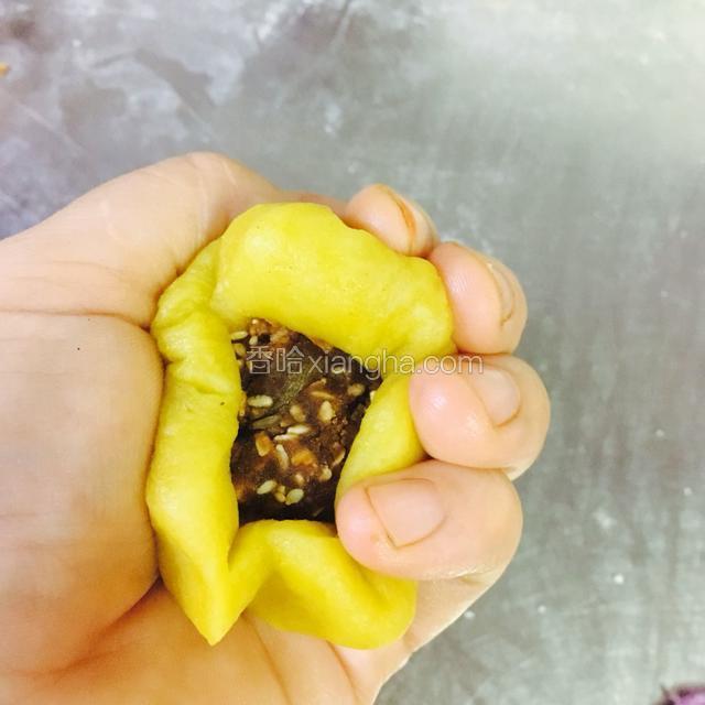 把做好的馅料包在面里面 然后放在磨具里面成形