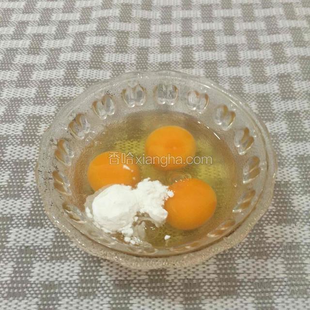 调蛋液了，
加进一小勺子玉米淀粉。
反复打蛋酱，一定要搅拌均匀。