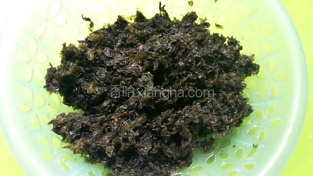 地塌菇去除杂质和草末，洗干净。（不容易清洗，得有足够的耐心和细心反复洗）