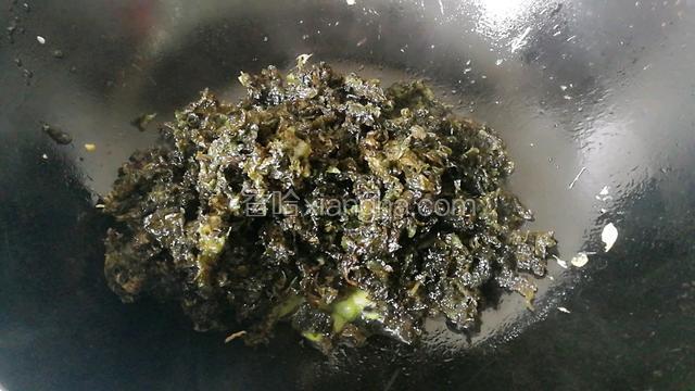 倒入地塌菇煸炒。
