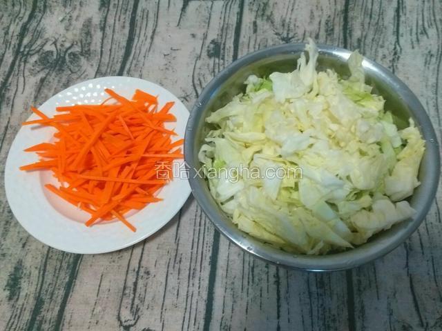 把圆白菜、胡萝卜分别切成细丝。