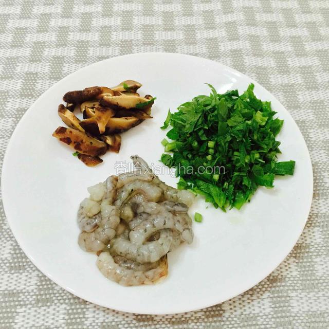 香菇2个提前浸泡，切丝。
西芹叶切粒，待用
小海虾挑线洗干净，
滴几滴姜葱料酒淹渍去除腥味。
