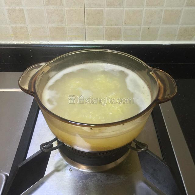 小米洗干净，开煮……
小米很容易煮熟，方便快捷。

