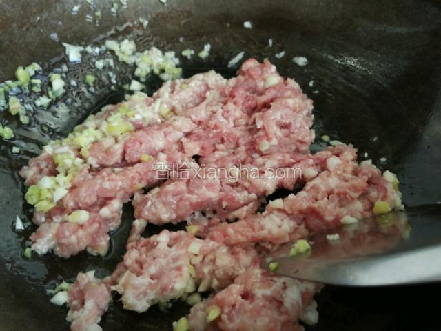 加入肉末翻炒