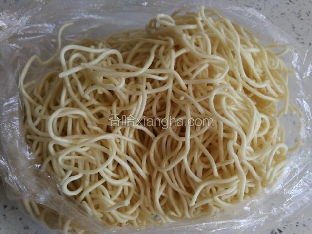这是煮熟后，迅速吹凉抹油滴面