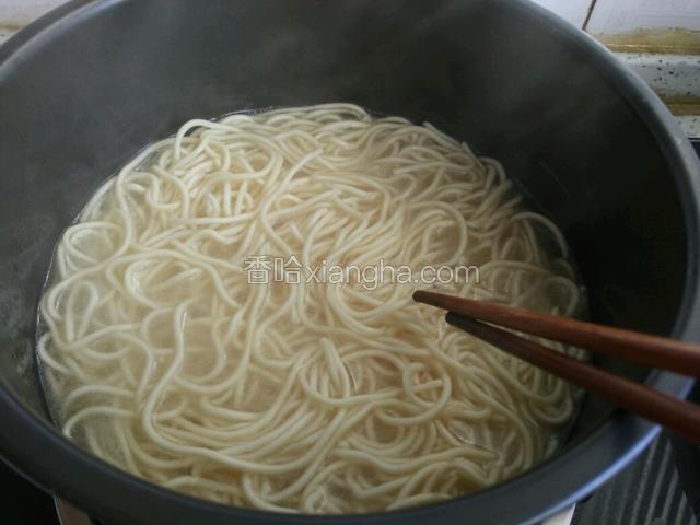 锅里加水烧开放入面，稍加煮哈捞起，再把肉臊淋在面上，撒上葱花即可