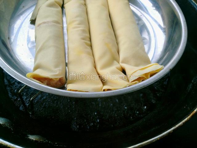 锅里烧开水，把卷好的肉卷放在盘子里，放入蒸锅，大火蒸八分钟。