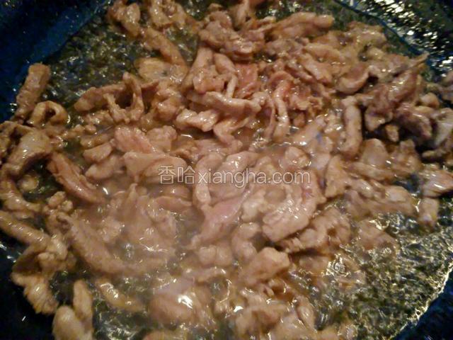 肉丝翻炒变色盛出。