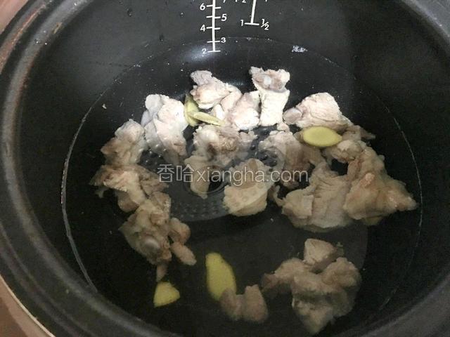 焯水后的排骨放入锅中，加入姜片，倒入适量清水，按煲汤键
