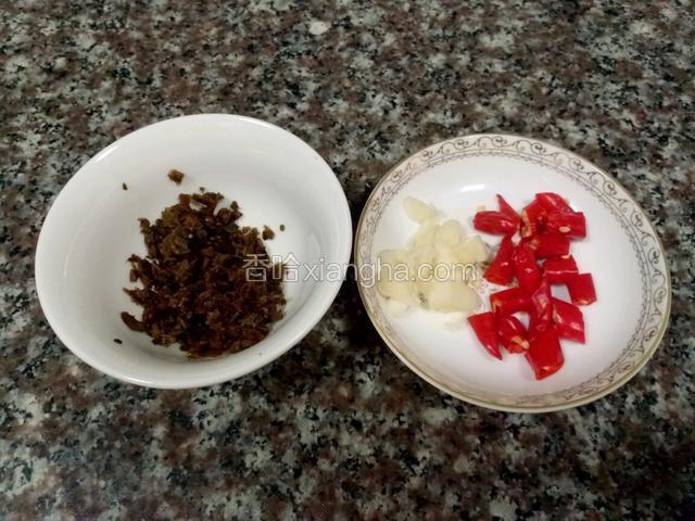 准备适量碎米芽菜，蒜拍碎切粒，小米辣切小圈。