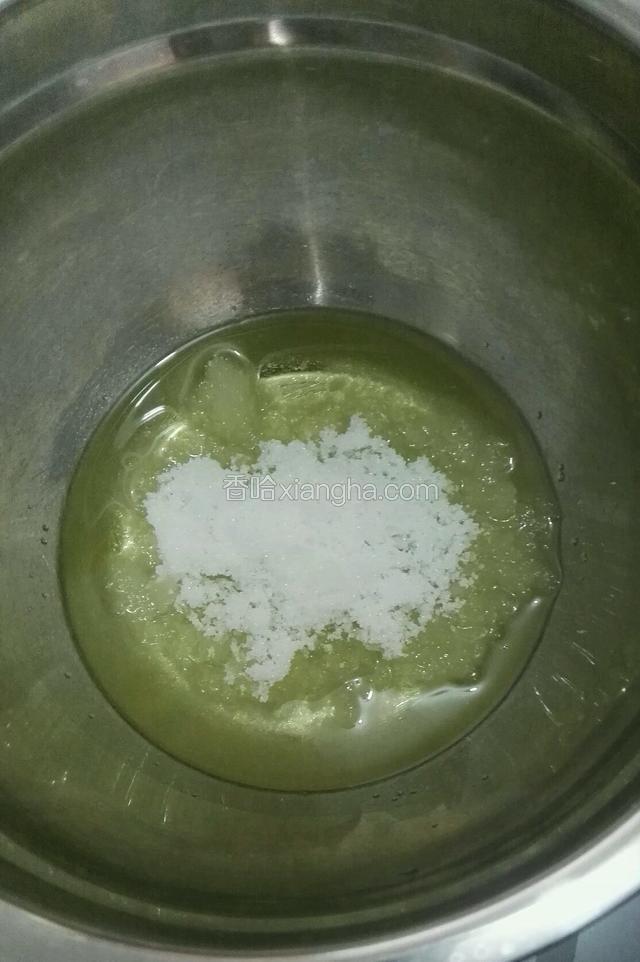 把玉米油糖倒入盆子里