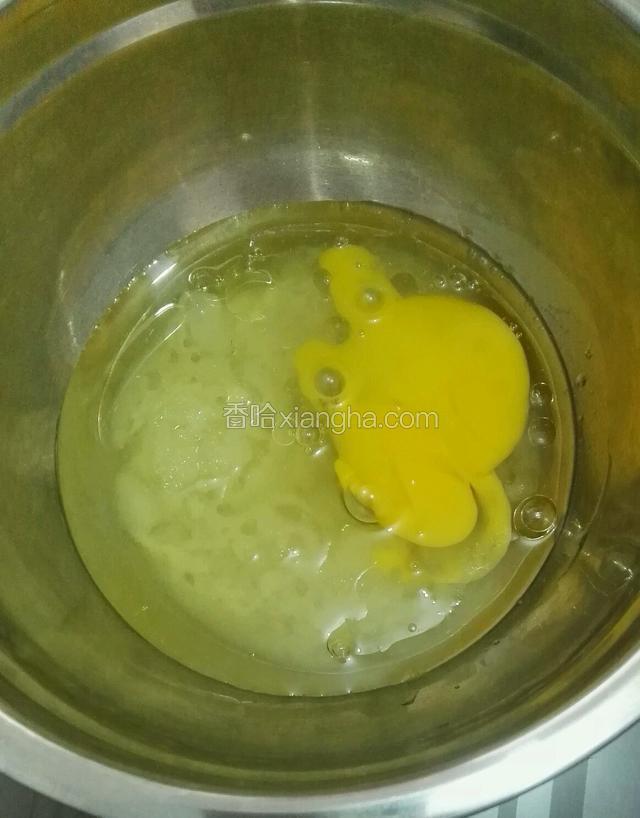 把鸡蛋磕入盆里，把盆里的材料搅拌均匀