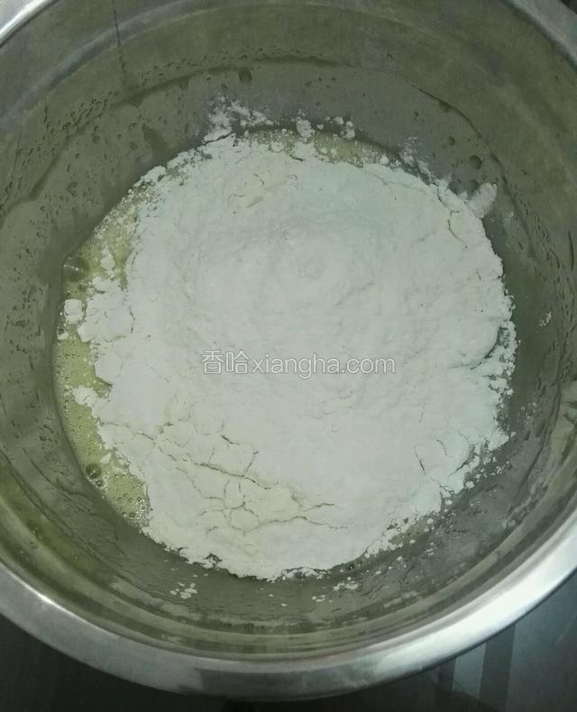 搅拌均匀成筛入面粉和泡打粉