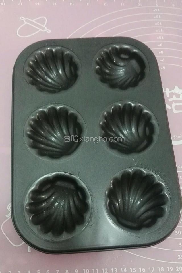 把模具刷上油