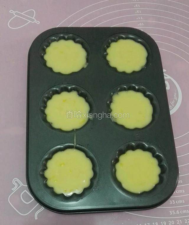 1小时后把面糊拿出，裱入模具