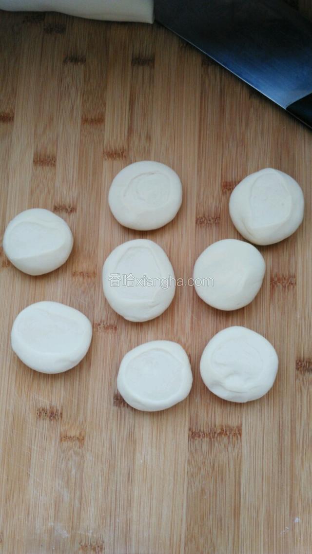 切成均等小剂子，我的是58克一个。