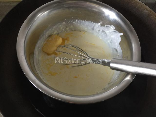 待奶酪融化至小块儿时，加入黄油继续搅拌融化，直至乳酪成糊状；