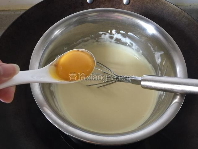 再加入鸡蛋黄，要一粒一粒的加入，每加入一粒蛋黄都要迅速搅拌，以防蛋黄结块熟掉；