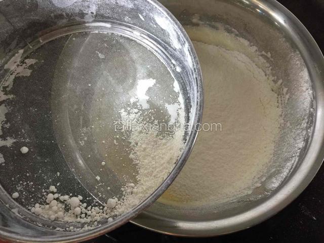 再加入过筛的低筋面粉、玉米淀粉搅拌均匀；