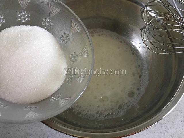 蛋清中加入几滴柠檬汁，用电动打蛋器低速搅打至出现鱼眼大泡时，一次性加入细砂糖；