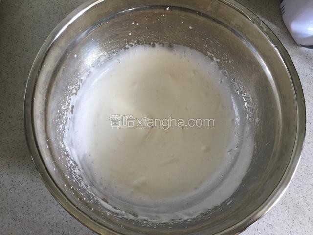 再将蛋清搅打至湿性发泡程度，即蛋糊刚出现纹路马上消失的状态即可；