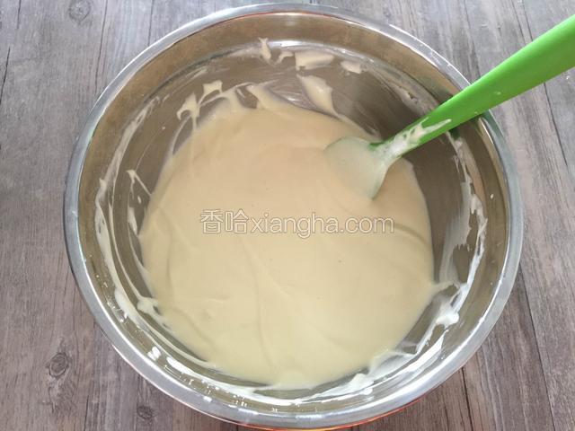 继续将蛋糕糊翻拌均匀，注意力度不要过大，不可画圈搅拌；