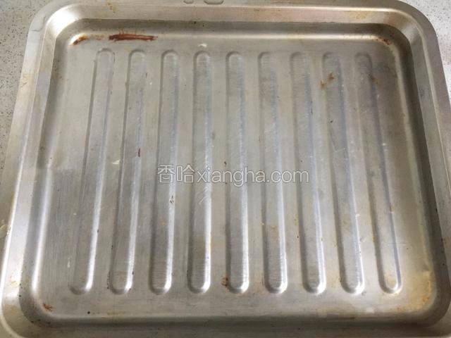 烤盘里面倒入1cm高的温水，此时将烤箱设置140度预热10分钟；