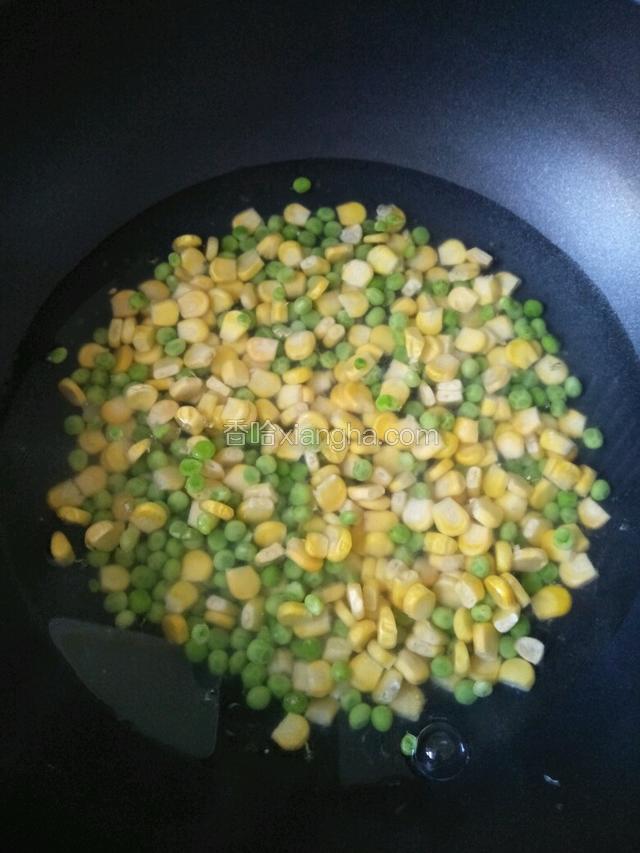 锅中加适量水把玉米豌豆粒煮熟