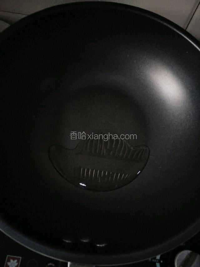 锅中少许油烧热